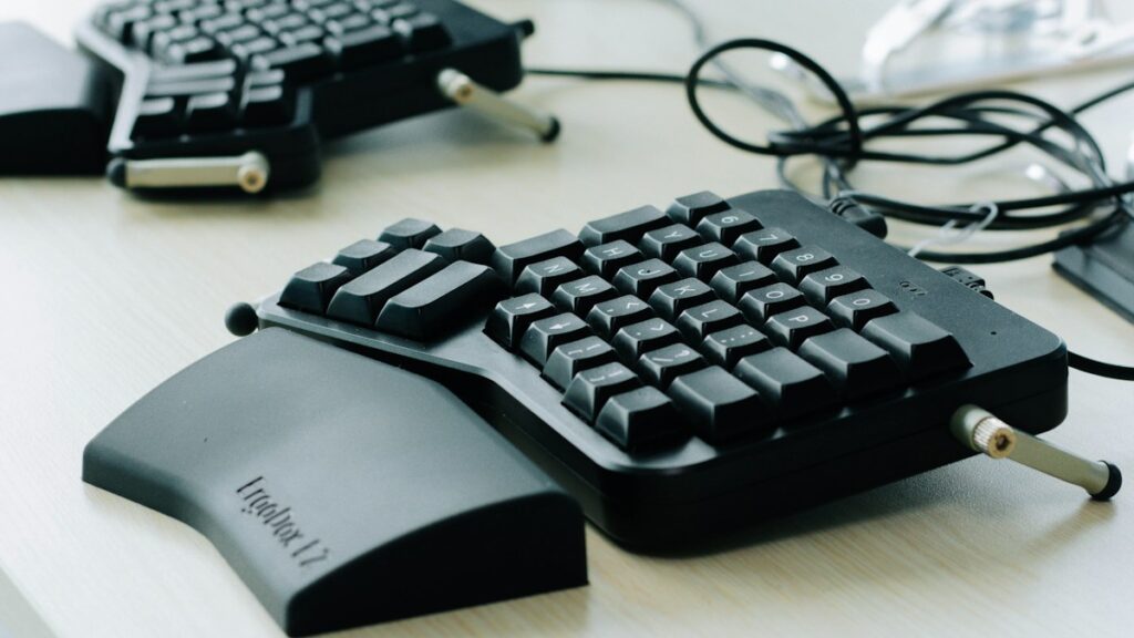 Ortholinear vs Columnar Stagger Keyboards: Typing Speed and Finger Travel Ergonomics Why traditional mechanical typewriter stagger is obsolete: straight grids versus