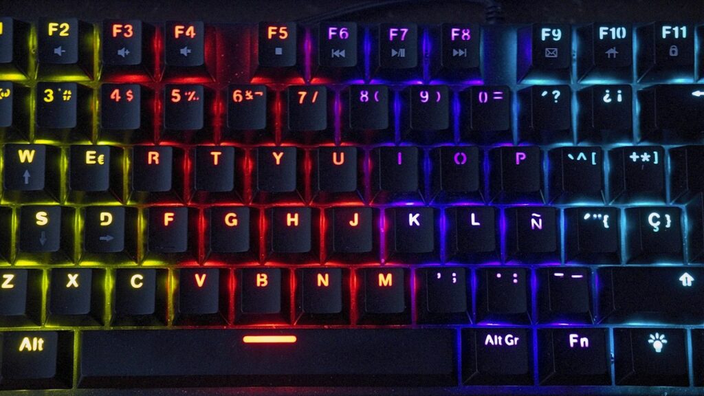 Dygma Defy vs ZSA Voyager vs Moonlander: Split Keyboard Comparison Hardware ergonomics shootout: comparing magnetic tenting, low-profile vs MX swit